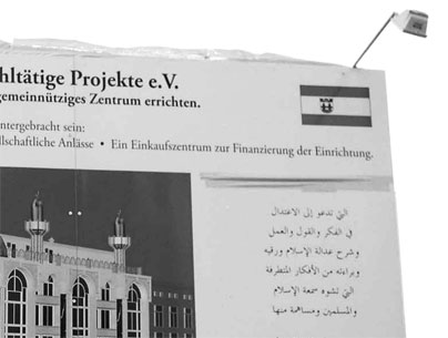 Bautafel für eine Moschee in Kreuzberg. Selbst das religiöse braucht einen finanziellen Unterbau.